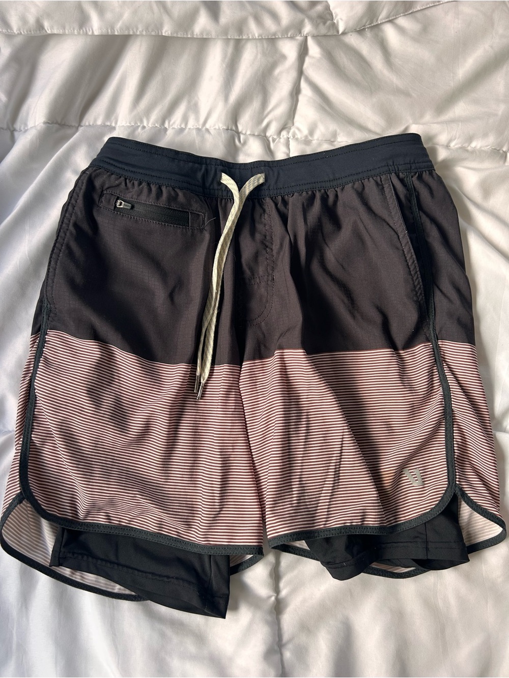 Vuori Men’s Lined Athletic Running Shorts Size small  Stripe Performance